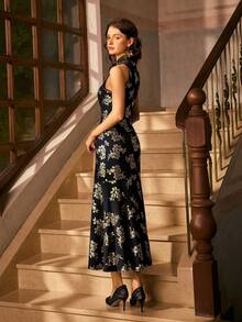 Faeriesty 优雅长款旗袍，采用立领设计，高端中式长裙，通体饰以精致的花卉图案，领口镂空细节考究，修身剪裁。 - 黑色 - 查看 2