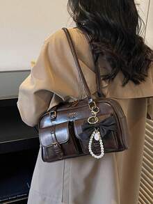 这款女士单肩包采用纯棕色PU材质，饰有字母装饰和黑色蝴蝶结吊坠，外观时尚。它设计高端，配有金属拉链和双提手。 - 咖啡 - 查看 4