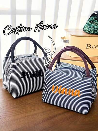 Túi tote in tên theo yêu cầu. Thiết kế sọc, dung tích lớn, chất liệu polyester bền chắc, phù hợp cho văn phòng, dã ngoại, mua sắm và sử dụng hàng ngày. Một lựa chọn lý tưởng cho giới chuyên nghiệp và sinh viên, cũng là món quà hoàn hảo cho gia đình và bạn bè, đặc biệt thích hợp cho Ngày Valentine và Năm mới.