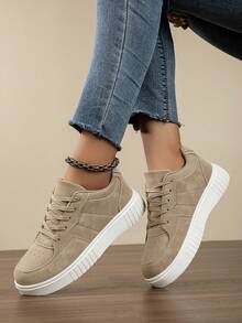 女士休闲低帮运动鞋，舒适、时尚、透气、软底、轻便，适合日常穿着和滑板。 - 棕色 - 查看 13