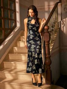 Faeriesty 优雅长款旗袍，采用立领设计，高端中式长裙，通体饰以精致的花卉图案，领口镂空细节考究，修身剪裁。 - 黑色 - 查看 5