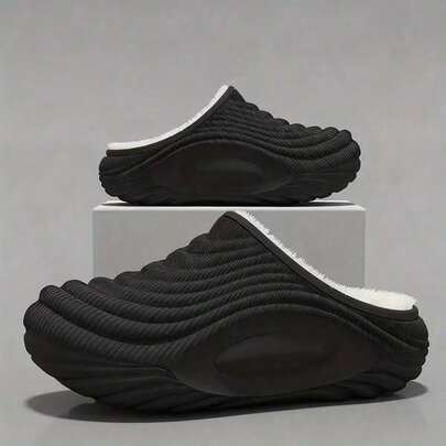 2026 必备男女通用套脚拖鞋，纯黑色，简约时尚，适合居家、休闲、办公及秋冬季节穿着。柔软羊毛内衬保暖舒适。EVA 鞋底带足弓支撑设计，有效吸收冲击力，提供缓冲。易于清洁。可爱小物