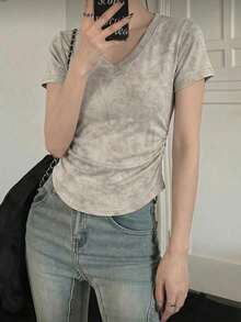 女士V领短袖T恤，腰部收紧设计，扎染工艺，Y2K修身露脐上衣 - 卡其色 - 查看 3