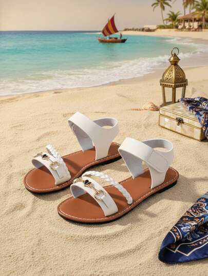 1双白色编织十字设计鞋面金属环心形吊坠装饰时尚平底凉鞋，简约纯色优质PU魔术贴可爱款式女童鞋，防滑橡胶外底，适合搭配公主裙和背带裙，适合3-17岁女学生日常校园生活、购物、生日派对、假期、海滩度假，2026春夏新款