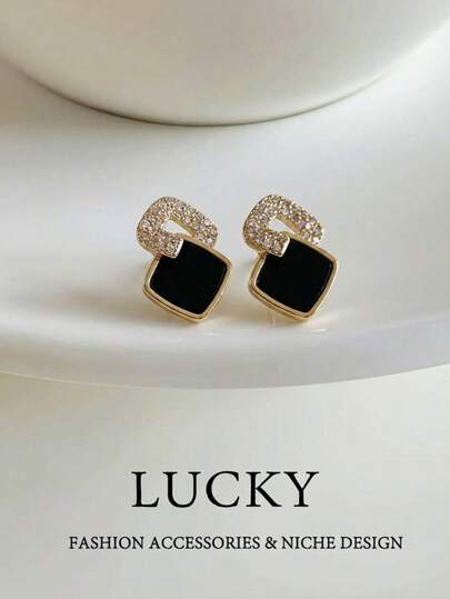 1对时尚奢华几何方形黑色耳钉，适合年轻女孩日常佩戴和节日场合。