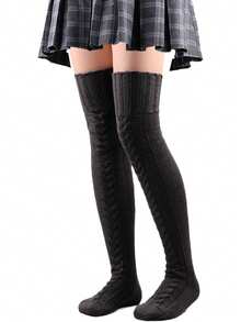 1双黑色过膝长袜，针织加厚款，适合女性穿着，可过膝穿着，适合节日聚会。
