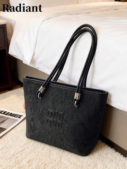 这款2026春夏新款撞色女士单肩包时尚百搭。它饰有字母装饰，采用拉链封口，非常适合日常通勤。这款包既可肩背也可手提，并带有纹理质感。适合通勤、购物、外出、短途旅行、约会等各种场合。