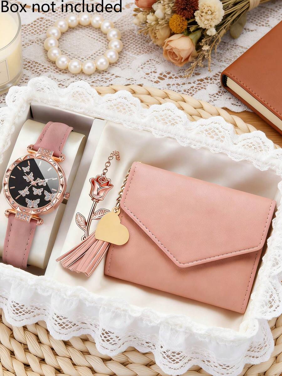 这款三件套温柔甜美少女手表套装，包含一款蝴蝶表盘镶钻石英表、一条仿珍珠手链、一个玫瑰流苏吊坠和一个粉色钱包。套装采用柔和的粉色调，融入蝴蝶和仿珍珠元素，散发出甜美少女的魅力。适合各种场合，例如新年约会、日常通勤、闺蜜聚会和休闲外出。 - 粉色 - 查看 1