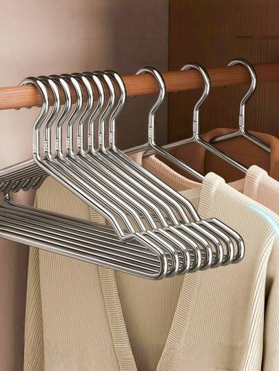 20个不锈钢衣架，长40厘米，坚固耐用，是衣柜收纳的理想之选，适合悬挂衬衫、连衣裙、外套和其他衣物。节省空间的设计最大限度地利用了衣柜空间，光滑的边缘防止勾住衣物，是保持衣橱整洁和高效收纳衣物的必备品。