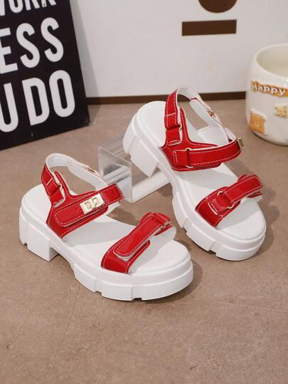 Un par de los últimos zapatos de verano para niños con cierre a presión metálico brillante y suelas gruesas - en diseño rojo, adecuados para salidas diarias, paseos por el parque