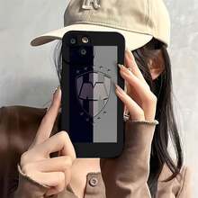 Escudo de fútbol con estrellas sobre fondo bicolor. Esta elegante funda es compatible con los modelos  17, 16, 15, 14 Pro Max, 13, 12, 11, XR y XS Plus. Fabricada en TPU flexible, resistente a golpes y arañazos, ofrece una excelente protección contra caídas y un agarre cómodo. Es un regalo ideal para familiares, amigos y seres queridos, y una opción perfecta para festivales. - Negro - Ver 3