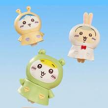 Miniso 千川系列夏季可爱雨衣摆件。小兔、小千和小八身着清新亮丽的雨衣，表情活泼生动。采用优质PU皮革材质，触感柔软，表面光滑。雨衣上的小口袋等细节设计更添趣味。可作为室内装饰品，摆放在书桌或展示架上，营造活泼氛围；也可作为玩偶陪伴，为生活增添温暖。（1个） - 黃色 - 查看 2