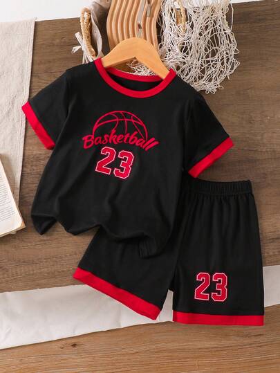 Set de 2 piezas de camiseta gráfica deportiva y pantalones cortos para niños pequeños, conjunto informal y cómodo de jersey de baloncesto negro 23# y pantalones cortos, adecuado para el verano