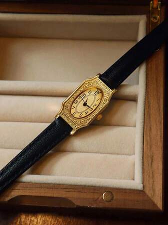 1款全新法式复古雕花金色小表盘女士腕表，优雅时尚，精致小巧，防水石英表，表带柔软舒适，适合日常佩戴、晚宴等各种场合，点缀您的腕间。