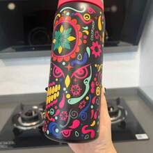 0WA1A,32 OZ, Ribbon Printed Fabric, Sugar Skull, Dinner, Tulip, Cat Head, Cute Insulation Cup, Practical Water Cup, Easy-To-Use Insulation Cup, Large Capacity Water Cup, The Most Suitable Water Cup For Travel, Water Bottle For Carrying When Going Out, Equipped With Straw, Very Suitable For Use During Exercise. It Can Keep Beverages Cool For Up To 24 Hours While Also Maintaining The Temperature Of Hot Water. This Sports Water Bottle Is Designed Specifically For People Who Love To Drink Beverages. It Is Perfect For Use In School Gyms, Travel, Daily Commuting, Outdoor Picnics, Summer, Autumn, And Winter Outings, Outdoor Camping Activities, Dormitories, Yoga, Driving, Office Commuting, Teachers, Graduation Gifts, Teacher Gifts, Valentine's Day Gifts, Birthday Gifts, Thanksgiving Gifts, Christmas Gifts, Halloween Gifts, Halloween Party Gifts, Party Supplies, And Other Scenarios. - 糖骷髏 - 查看 3