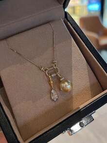 rundraw 1件新款创意设计登山扣仿珍珠吊坠不对称水晶流苏优雅时尚铜金色项链，适合女性佩戴，可用于派对、宴会、通勤、日常穿搭，是节日和周年纪念日送给朋友、爱人、家人的最佳礼物。 - 金色 - 查看 2