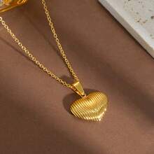 1件时尚钛钢小饰品，法式风格心形吊坠项链，钛钢镀18K金锁骨链，ins风项链，情人节礼物
