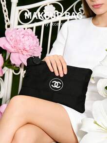 CHANEL 1个奢华品牌Logo防水羽绒化妆包，黑白两色可选，多个内袋和拉链封口，适合女性日常使用和旅行。 - 黑色 - 查看 8