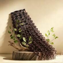 长发烫卷，并挑染了彩色发丝。用发夹固定发束，增加发量并拉长头发。适合女性在各种场合佩戴。