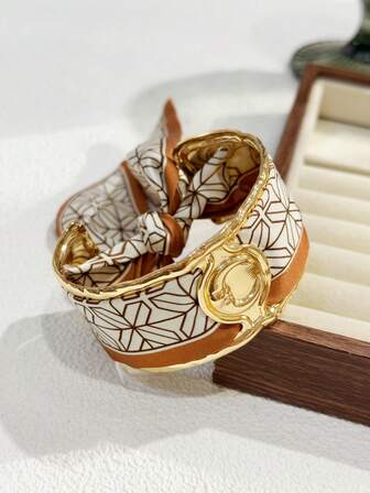 1 pieza Brazalete abierto para mujer, diseño elegante y creativo de luna hueca de metal, adecuado para ocasiones formales y como accesorio