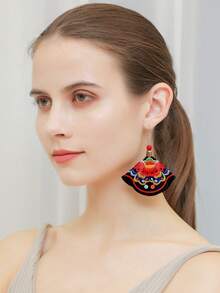 一对经典复古手工刺绣布艺吊坠耳环，适合日常佩戴、外出、旅行、聚会、母亲节、情人节礼物，时尚优雅的配饰。 - 彩色的 - 查看 3