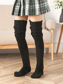 1双黑色过膝长袜，针织加厚款，适合女性穿着，可过膝穿着，适合节日聚会。