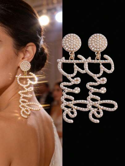 1/2 Pair - Bride Letter Earrings, "Bride" English Letter Earrings For Women, Bohemian Style "BRIDE" Letter Design Earrings, Delicate "Bride" Letter Detail Alloy And Bead Earrings For Ladies, Letter Drop Earrings For Wedding Party Bridal Jewelry Decor, Suitable For Indoor And Outdoor Wedding Decoration, Elegant Gift For Friends, Bachelorette Party Autumn Accessory, Valentine's Day Earrings, Valentine's Day Gift, New Year Decoration