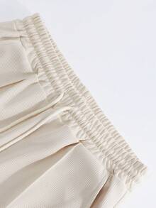 1 chiếc quần short thể thao nam nhẹ, có dây rút, kiểu dáng rộng rãi, thoải mái, đa năng, dễ dàng sử dụng trong thời gian rảnh rỗi, thích hợp cho các chuyến đi biển. - Màu be - Xem 7