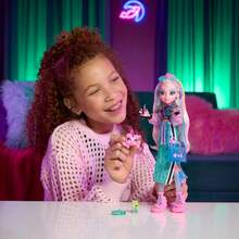 Mattel Mattel 这款Monster High娃娃，Lagoona Blue，身穿露脐上衣和运动裙，配有宠物鱼Neptune和7件配件，包括时尚贝壳太阳镜、零食和手提包。 - Lagoona - 查看 2
