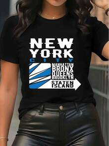 Camiseta feminina de manga curta com estampa gráfica da cidade de Nova York, gola redonda, modelo casual. Design com letras e setas representando Manhattan, Bronx, Brooklyn, Queens e Staten Island. - Preto - Ver 1