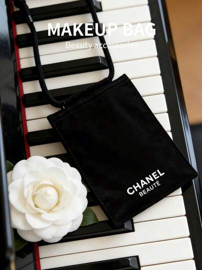 CHANEL Denna svarta korthållare med rem (en kompakt och bärbar förvaringsväska) passar för tygväskor, små plånböcker och korthållare. Den är både modern och praktisk, vilket gör den till en utmärkt present.