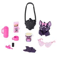 Mattel Monster High 娃娃，德古拉萝拉，身穿粉色蝴蝶结连衣裙和黑色开衫，配有宠物蝙蝠“Count Fabulous”，以及7件配件，包括拉面、口红和手提包。 - Draculaura - 查看 6