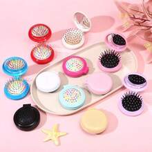 一套6.5厘米可折叠旅行镜梳套装，包含一个口袋大小的圆形梳子和一个迷你便携按摩刷，适合旅行、返校、户外、运动、办公、宿舍等场合，也可作为生日/节日礼物。 - 彩色 - 查看 4
