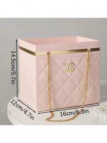 1个圆形纯色小桶，搭配场景花卉，可用于花卉艺术DIY包装、空盒、礼品包装盒、节日装饰等。