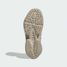 Adidas أحذية رياضية كاجوال كلاسيكية ADIFOM CLIMACOOL موديل IF3904 للرجال والنساء - بني رمادي - مشاهدة 4