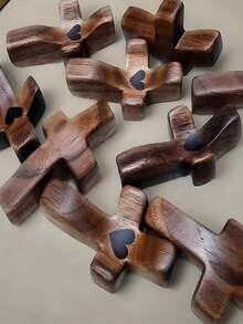 1-Piece Walnut Wooden Cross, Hand-Carved Thumb-Sized Pocket Cross With Smooth Finish For Prayer, Meditation, Gift-Giving, Home Altar, Church Events, Easter, Christmas, Wedding, Baptism - Meaningful Keepsake For Christians, Religious Collectors, Woodcraft Enthusiasts & Spiritual Seekers - 棕色 - 查看 2