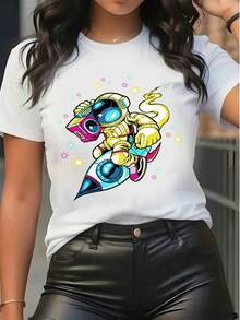 T-shirt décontracté à manches courtes et col rond pour femmes avec imprimé graphique d'un astronaute chevauchant une fusée colorée. T-shirt amusant de style Y2K streetwear pour le port quotidien en été, coupe ample - Blanc - Voir 1