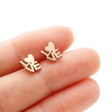 一对不锈钢耳环，金色心形耳钉，字母和心形元素时尚耳环，女士珠宝派对女孩情人节礼物 - GED321 - 查看 9