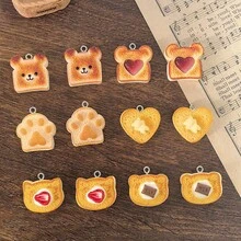 6/12 piezas Colgante de resina con diseño de comida de dibujos animados y lindos, como tostada de oso, tostada con diseño de corazón de mermelada - Adecuado para hacer joyas DIY, aretes, collares, llaveros, decoración y accesorios, mezcla aleatoria: tostada con crema y fresa, tostada con expresión de oso, pudín con corazón, tostada de oso, tostada con pata de gato, tostada con chispas de chocolate y crema - Colgante de tostada de dibujos animados - Ver 12
