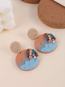 一对手工制作的3D点状效果圆形吊坠耳环，现代几何设计，适合派对、度假、日常佩戴