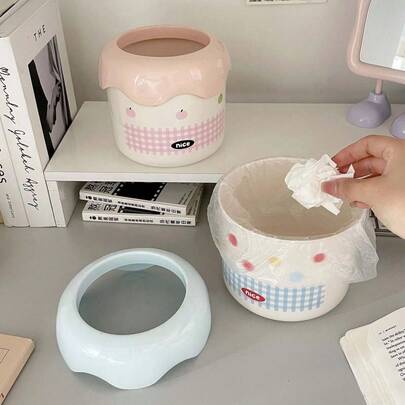 1 thùng rác mini có nắp đậy, thùng rác để bàn bằng nhựa thiết kế nắp lật giúp ngăn mùi hôi, thích hợp để đựng vỏ trái cây và giấy vụn, giúp giữ cho bàn làm việc, phòng tắm, văn phòng tại nhà, bàn cà phê, phòng làm việc, phòng khách, phòng học gọn gàng và ngăn nắp.