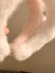 1个可爱鹿角洗脸化妆头箍，采用柔软毛绒材质制成，非常适合洗脸、睡前派对头饰、角色扮演头箍、生日派对等场合。