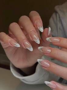 10片手工杏仁形白色法式美甲贴纸，饰以银色蝴蝶结。这款优雅浪漫的极简美甲贴纸采用手绘白色法式甲尖和银色蝴蝶结图案。轻盈奢华，适合日常佩戴、约会、音乐会和轻度商务场合。是送给女性和女孩的完美礼物。 - 彩色 - 查看 2