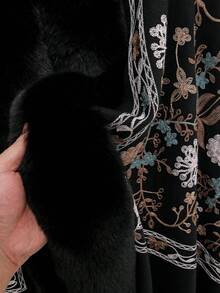 一件优雅宫廷刺绣图案围巾毛领披肩，波西米亚风格设计，温暖装饰刺绣围巾毛领斗篷，适合秋冬季节女性佩戴，附赠一枚珍珠胸针，时尚保暖配饰，是送给女性的完美礼物，适合日常穿着。 - S53606-黑色 - 查看 3