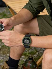 这款卡西欧复古军绿色电子表时尚独特，配备夜光功能，是户外运动的理想之选，完美搭配街头风和探险装束，是腕表爱好者的必备实用单品，尤其适合追求粗犷复古美学的人士。型号：W-218H-3A - 綠色和黑色 - 查看 6