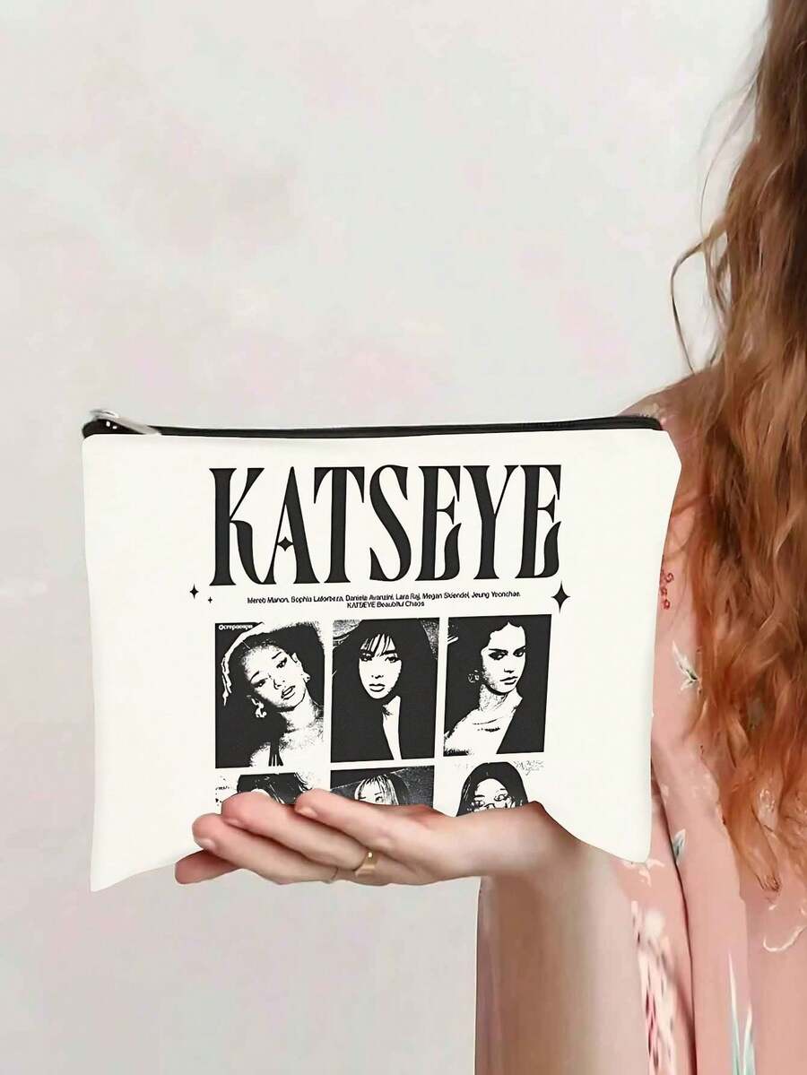 这款双面印花化妆包印有Katseye韩国流行女团成员Manon、Sophia、Daniella、Lara和Megan的插画,是送给女性的创意礼物。套装还包括一个拉链手拿包、一个小零钱包、一个旅行必备收纳袋和一个推荐给同事的收纳包。化妆包 化妆品收纳包 - 彩色 - 查看 1