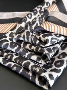 1 pezzo Foulard vintage con stampa leopardata e colore a contrasto, scialle leggero di protezione solare per donna, sciarpa quadrata in finta seta da 68cm, adatto per spiaggia, uso quotidiano, vacanza, decorazione di borse di moda - FG155-2 Bordo grigio - Visualizzare 3