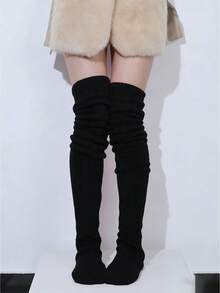 1双黑色过膝长袜，针织加厚款，适合女性穿着，可过膝穿着，适合节日聚会。