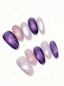 10片装，名为“仲夏夜”——一款充满夏日夜晚魔幻气息的设计。深邃的星光紫（点缀着如同夜空闪烁的微闪粉）与柔和的腮红粉（隐约透着暮色）和虹彩薰衣草紫（宛如月光下的薄雾）完美融合。闪亮的光泽为每一根指甲都披上了仲夏夜般温暖浪漫的梦幻气息，是喜爱空灵优雅美甲造型人士的理想之选。美甲用品 - 彩色 - 查看 2