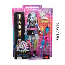 Mattel Monster High娃娃，弗兰基·斯坦，身穿露脐毛衣和黑色人造革裙，带着宠物狗沃兹，以及耳机、腰包和零食等7件配件。 - 法蘭基 - 查看 7